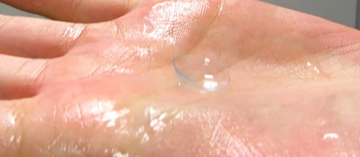 getting the contact lens out of its pack