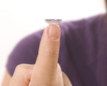 How to Properly hold A Contact Lens